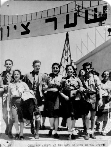 Immigrants in Tel Aviv's harbore, 1939-1936 (PHG\1053901)